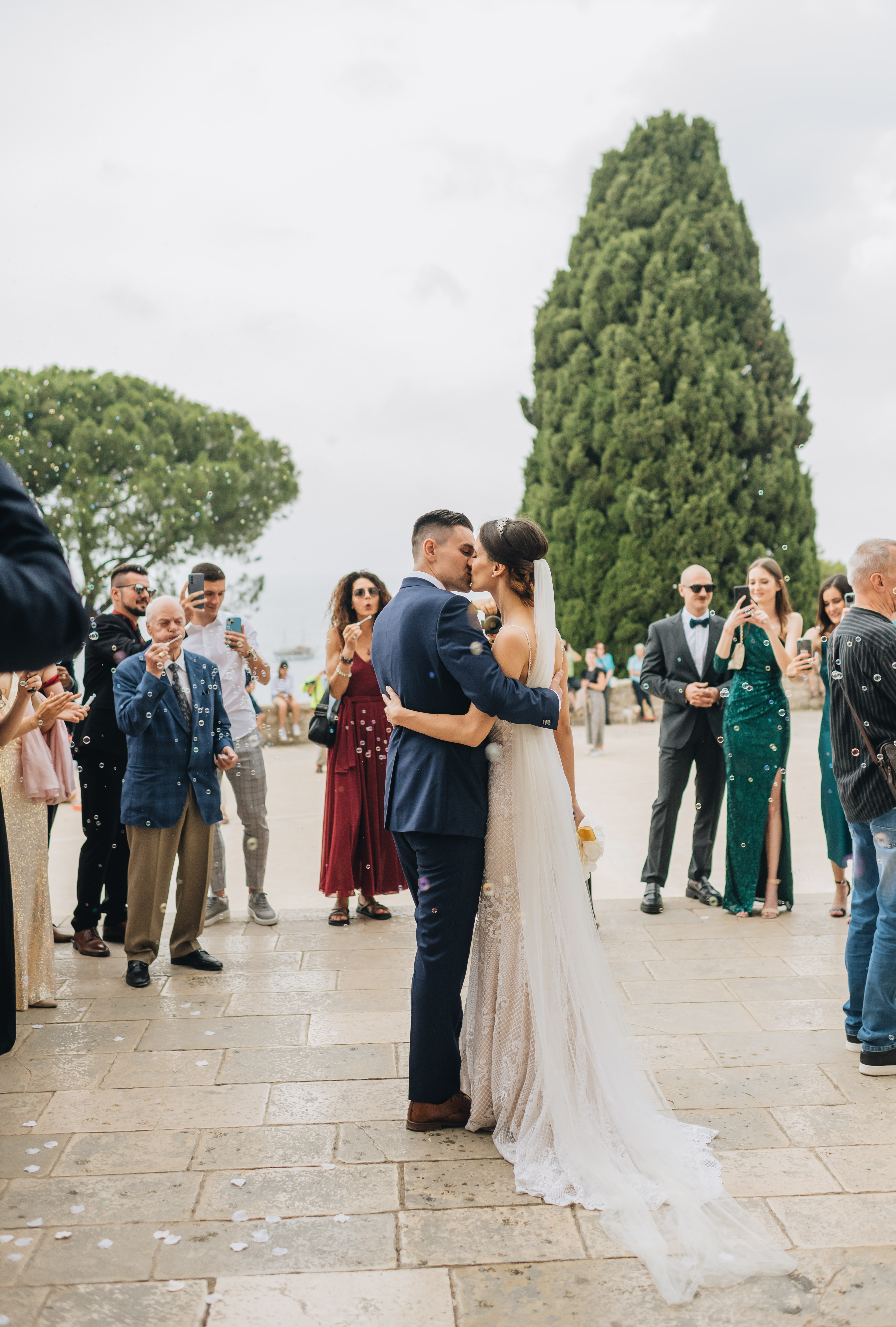 wedding picture kiss in front of the church